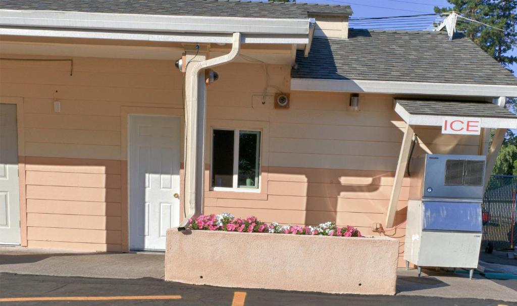 Burney Shasta Pines Motel & Suites المظهر الخارجي الصورة