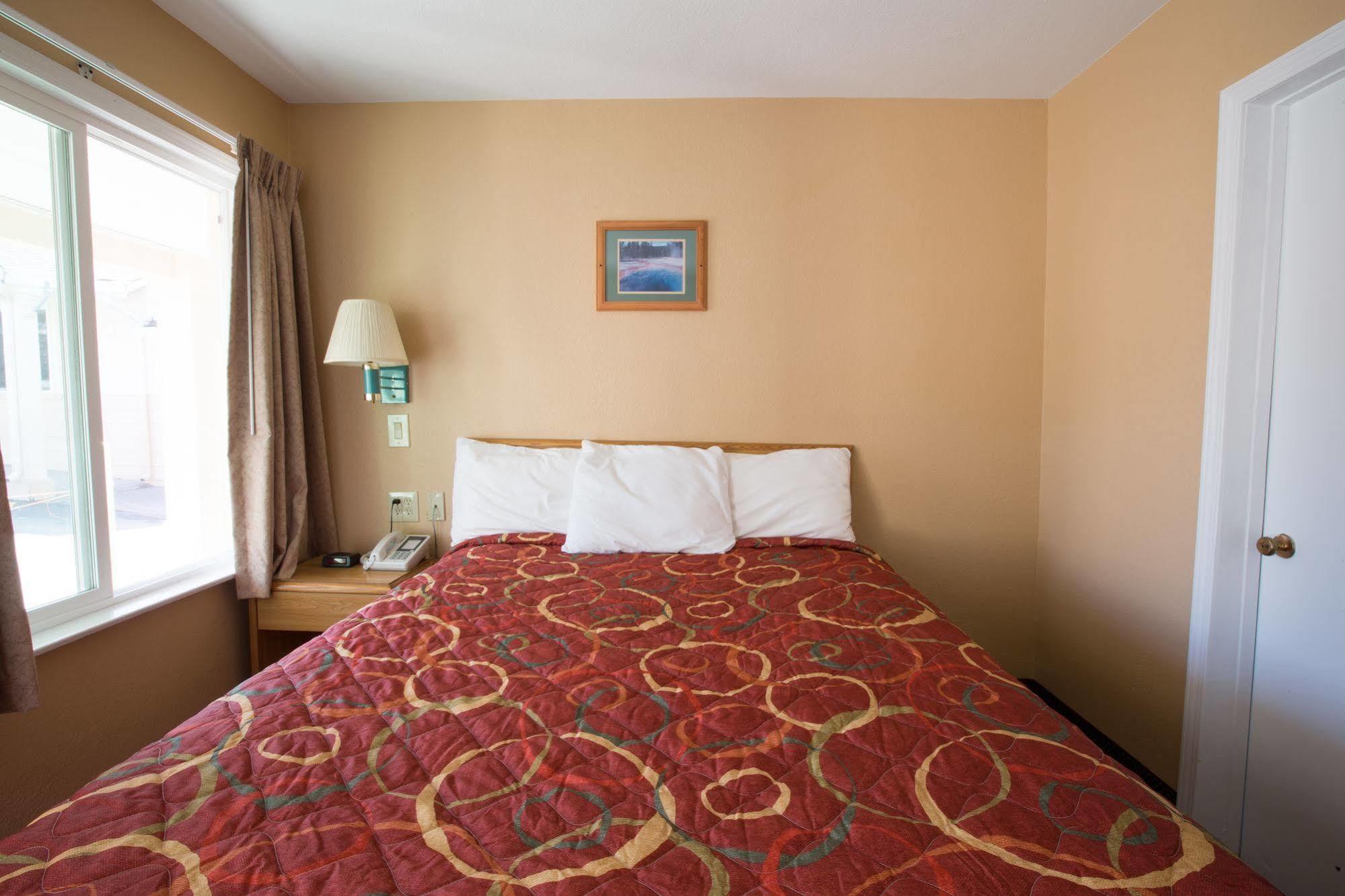 Burney Shasta Pines Motel & Suites المظهر الخارجي الصورة